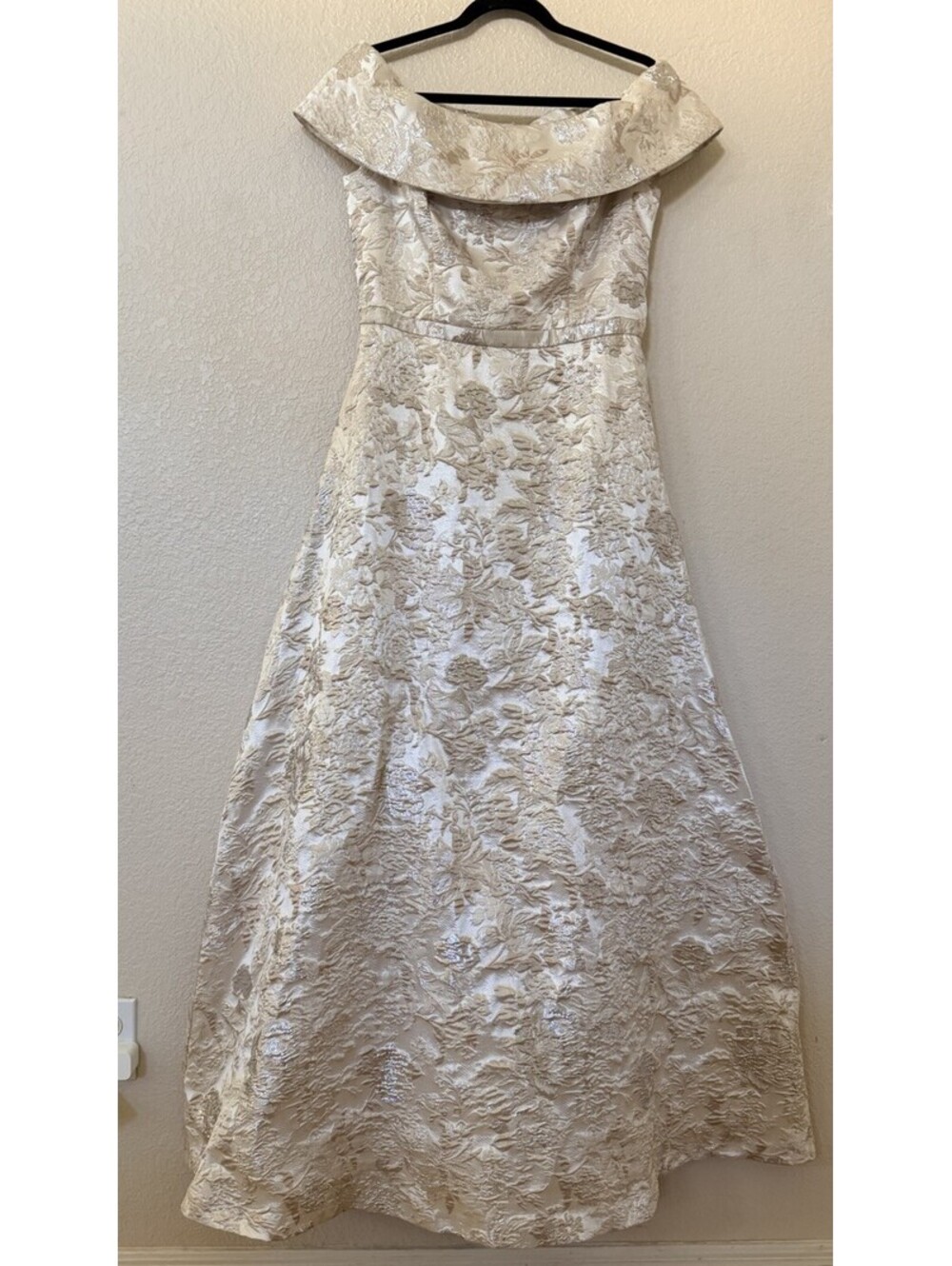 New Xscape Metallic Floral Brocade Off Shoulder Gown In Champagne Sz 8 $225 - Picture 3 of 10